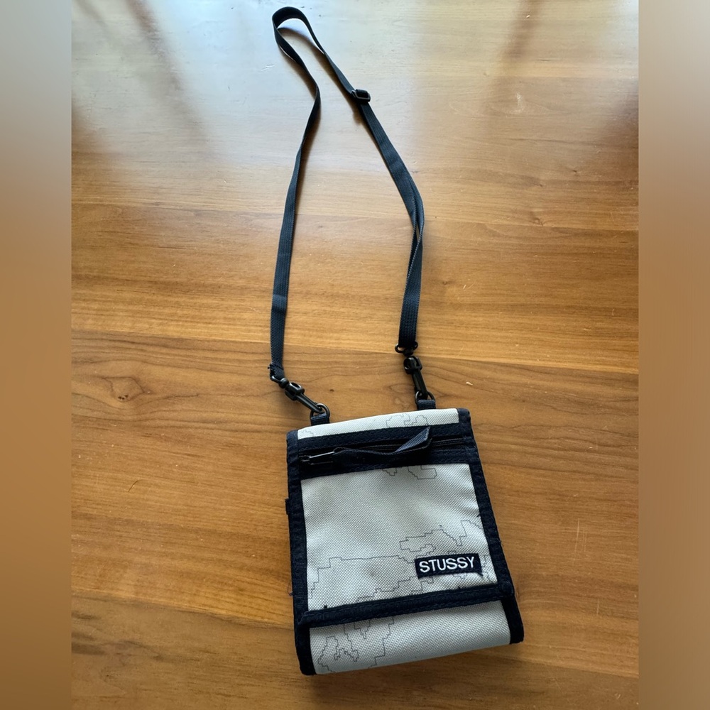 STUSSY CROSS BODY PASSPORT WINDOW WALLET/PURSE